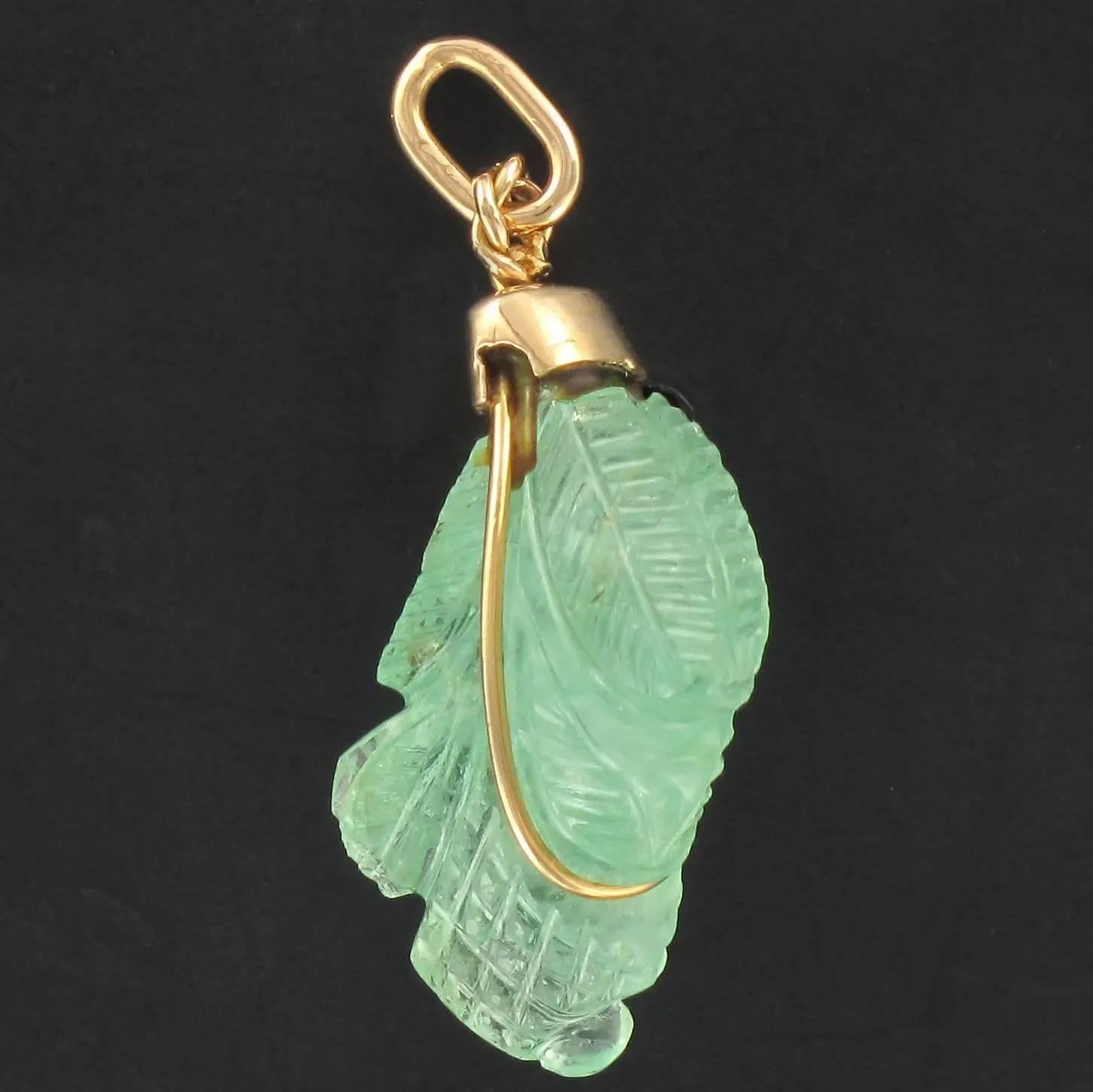 1960s Vintage Engraved Emerald 18 Karats Gold Pendant Charm