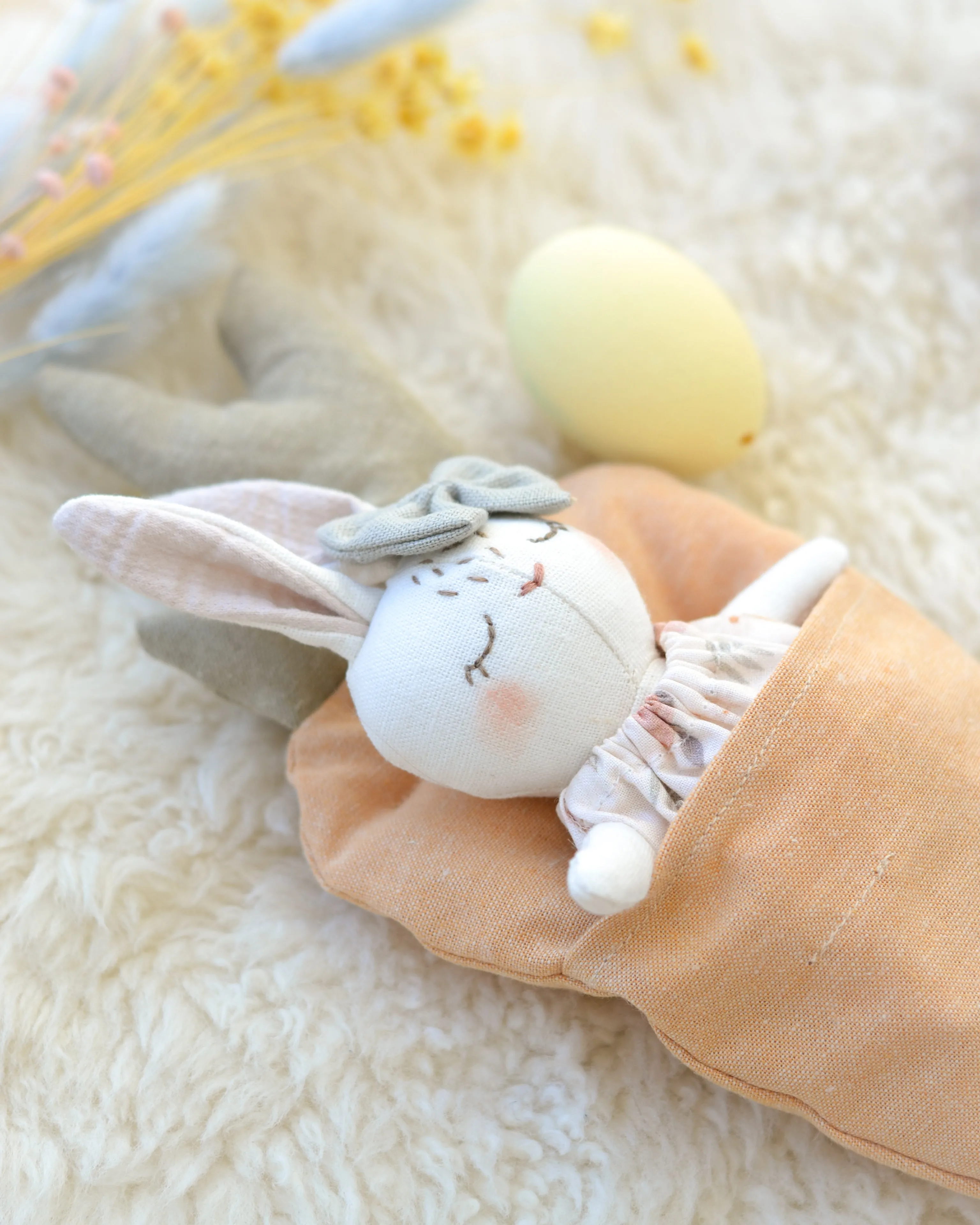 Mini bunny and carrot-shaped bed